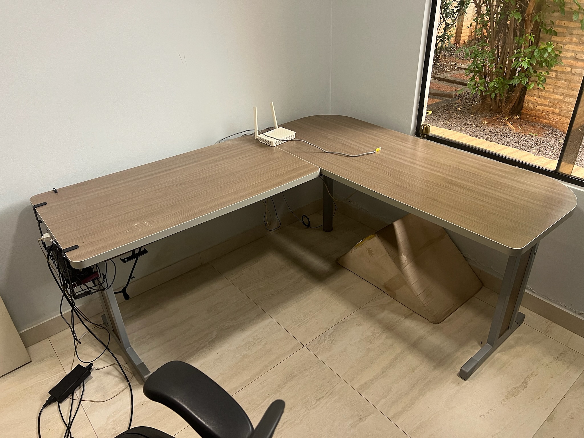 Escritorio en L Teca Italia