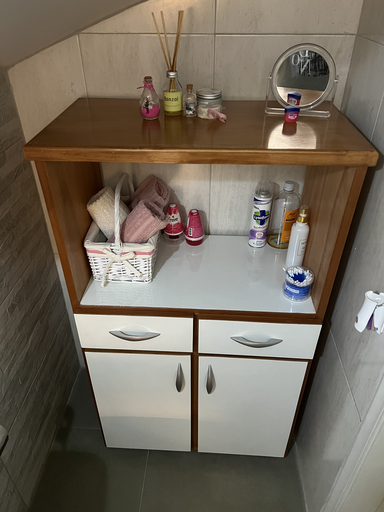 Mueble multiuso de madera con puertas