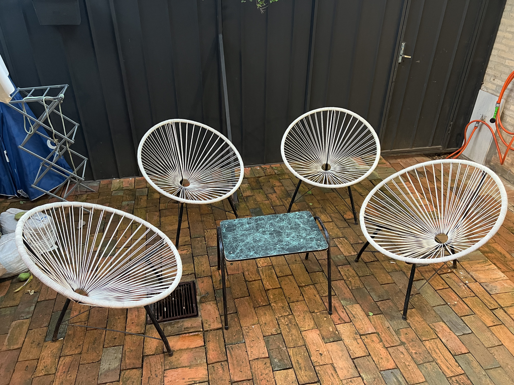 Juego de Sillas de Cable con mesita