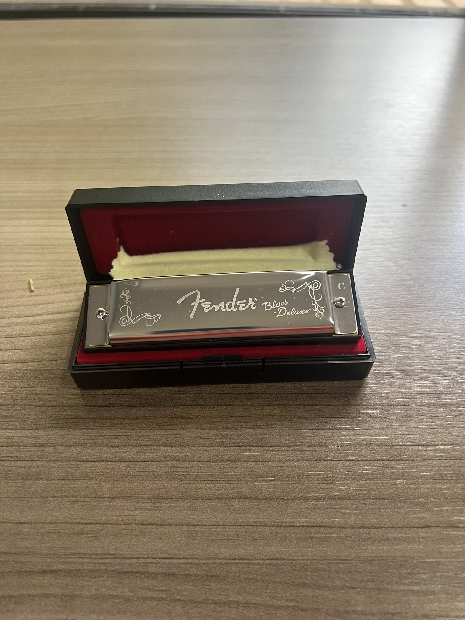 Armónica Fender con caja