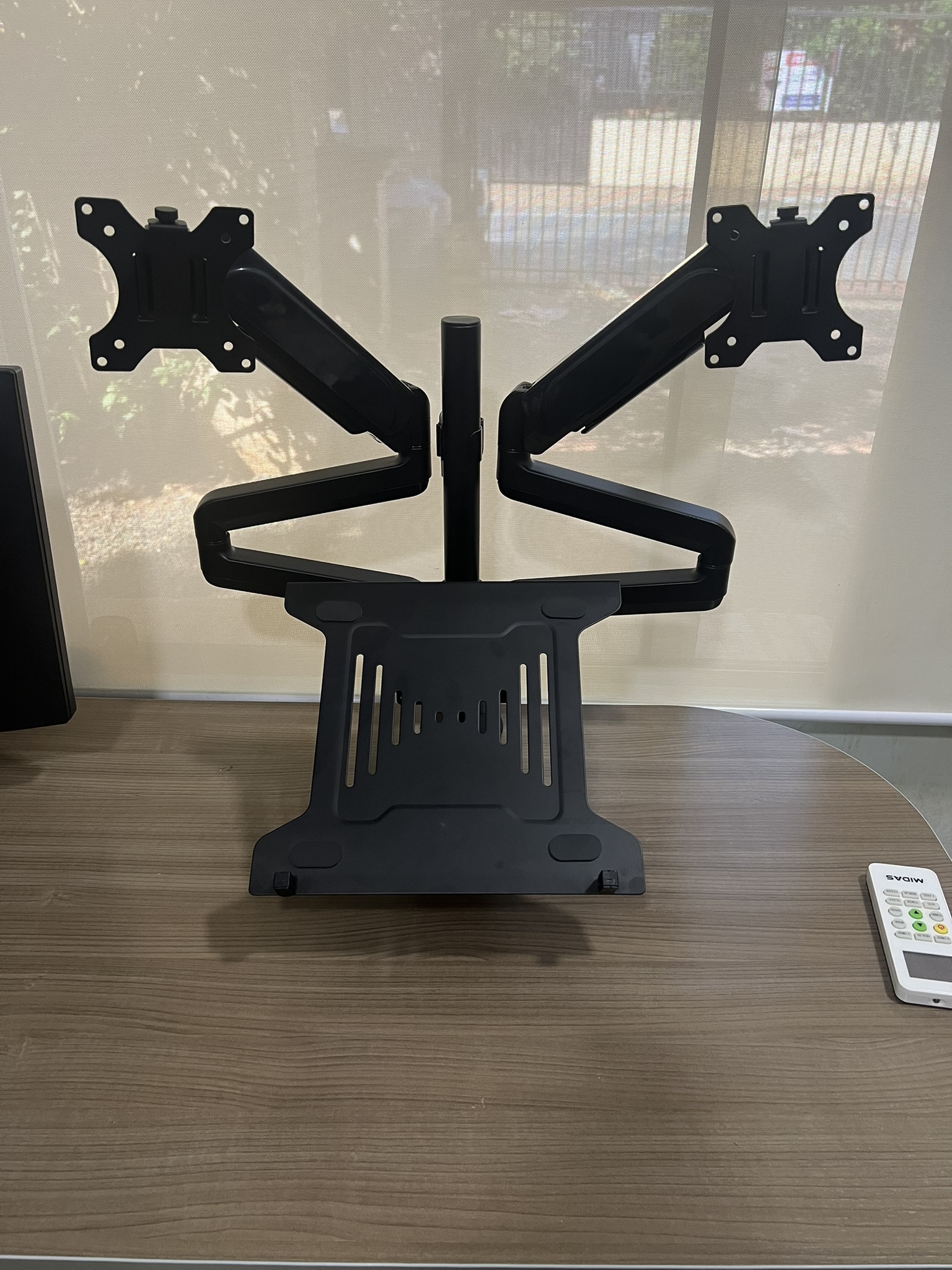 Soporte para 3 monitores con 2 brazos flexibles