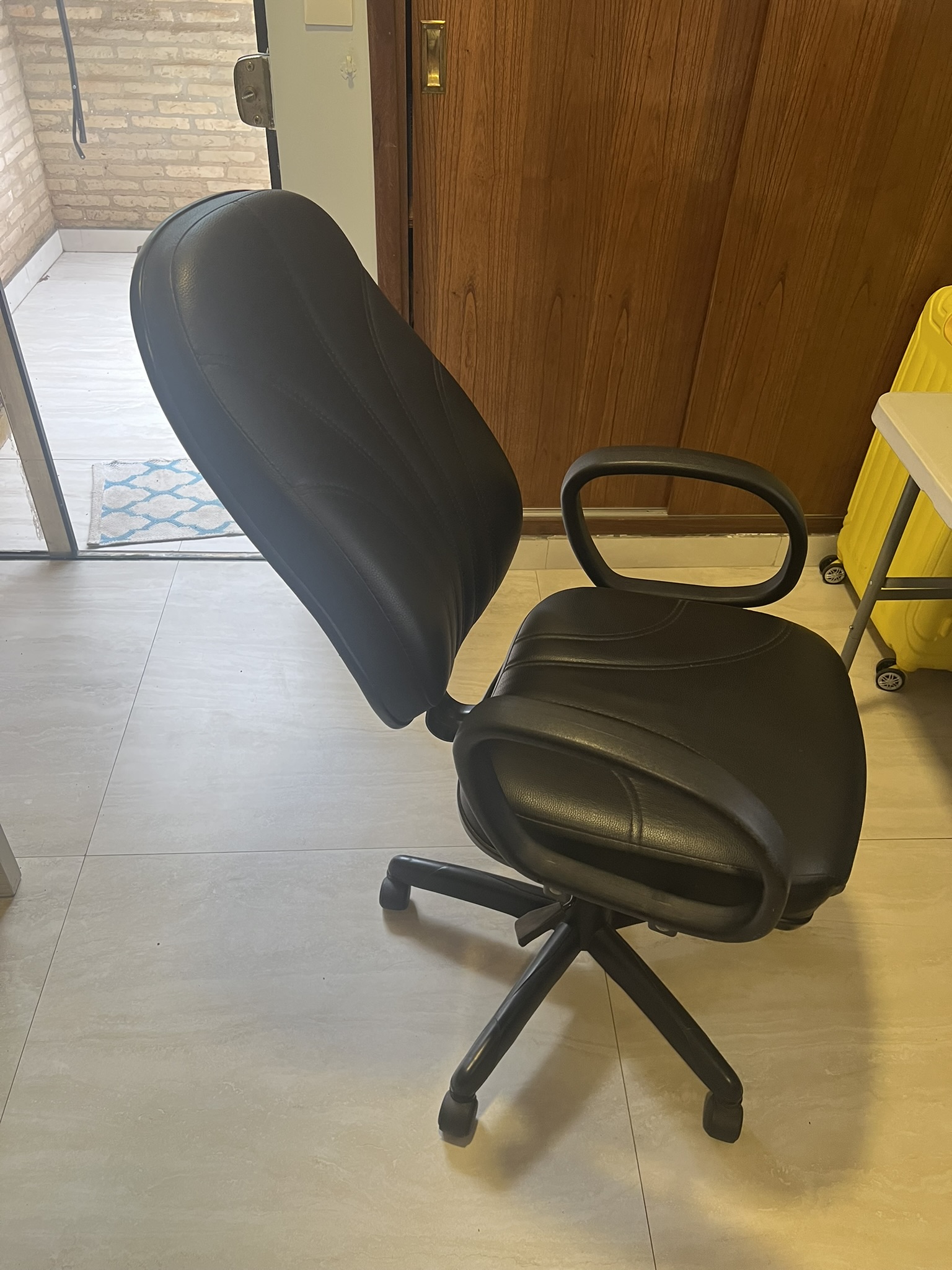 Silla de oficina con rueditas. Fabricación Nacional